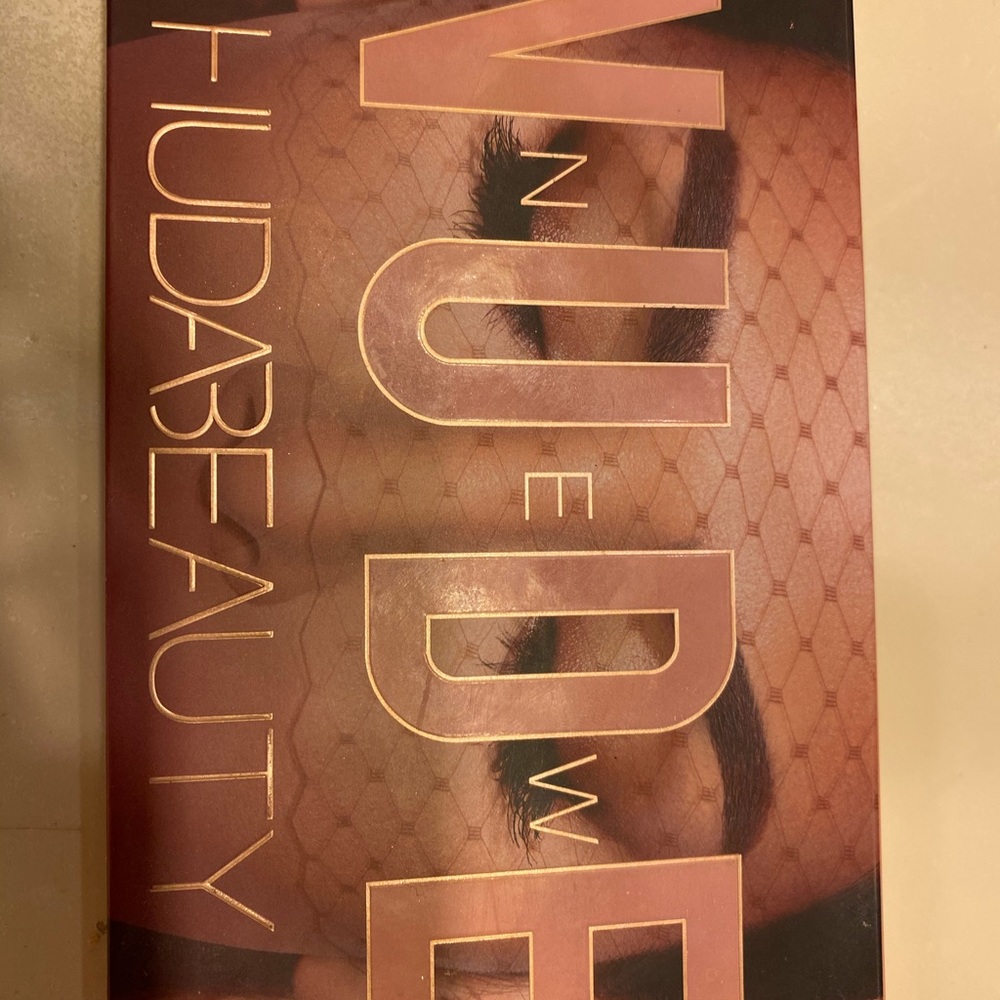 Huda Beauty Nude palette